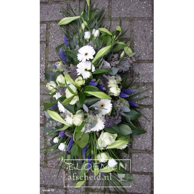 Langwerpig wit rouwarrangement met blauw accent