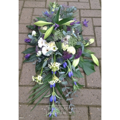 Blauw-wit arrangement met diverse bladsoorten