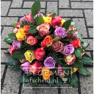 Compact rozenarrangement bont gekleurd