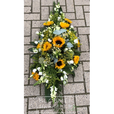 Zonnebloemen rouwarrangement in gele en witte tinten