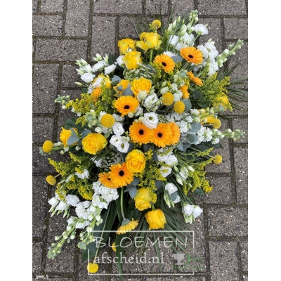 Ovaal rouwarrangement van gele en witte bloemen