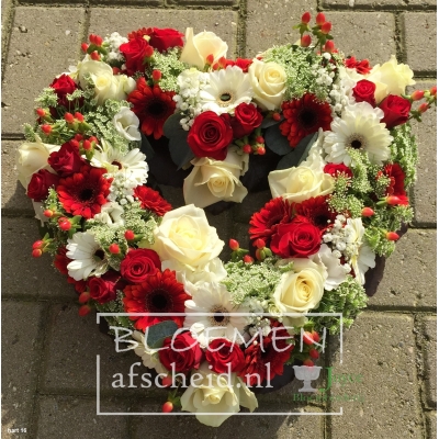 Open hart van rode en witte bloemen