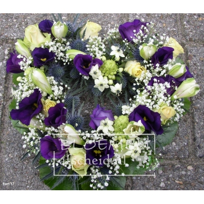 Open hart van witte en blauw-paarse bloemen