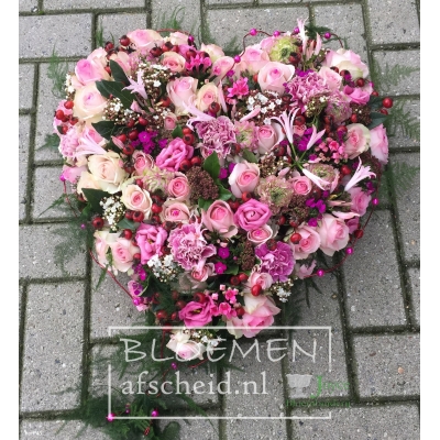 Hartvorm van roze rozen en andere roze bloemen