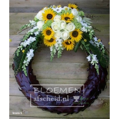 Herdenkingskrans van gele en witte bloemen