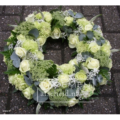 Krans van witte bloemen