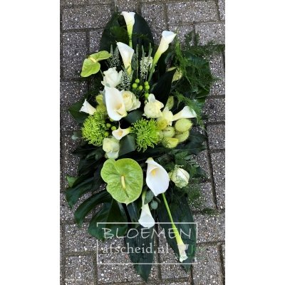 Groen wit rouwarrangement van o.a. calla's