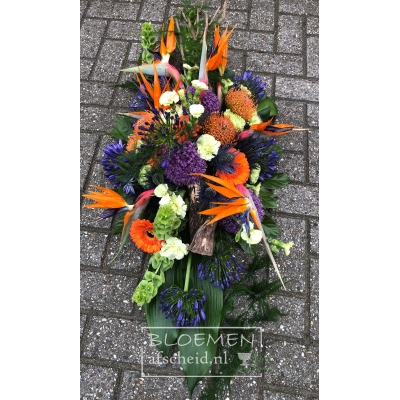 Rouwarrangement oranje-paarsblauw met strelitzia's