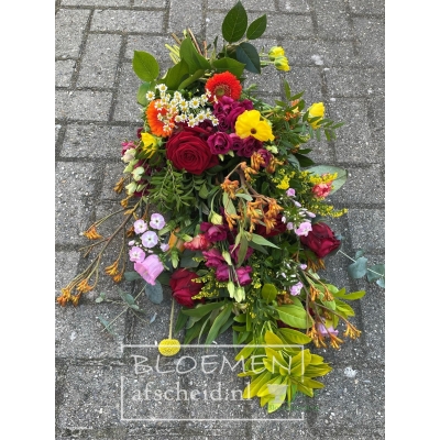 Rouwboeket van gele en rode bloemen met roze touch