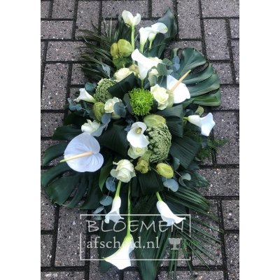 Modern wit rouwarrangement van calla's en anthuriums