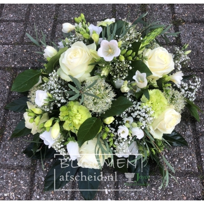 Compacte biedermeier van diverse witte bloemen