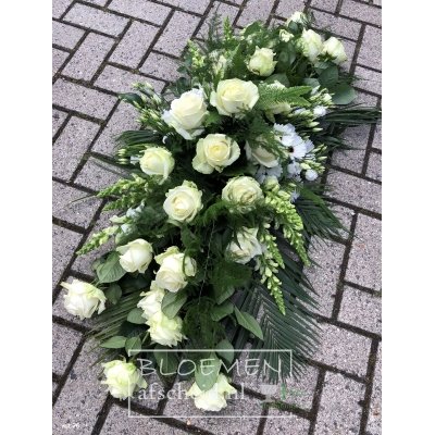 Gegroepeerd langwerpig rouwarrangement witte bloemen 