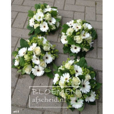 Combinatie van éénvoudige, kleine en gelijke biedermeier arrangementen