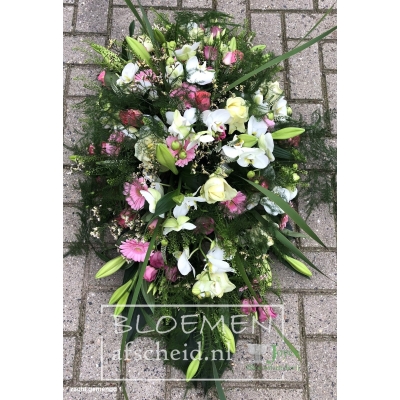 Rouwarrangement roze-wit van orchideeën, gerbera's en lelies.